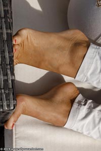 small preview pic number 48 from set 2512 showing Allyoucanfeet model Jenna